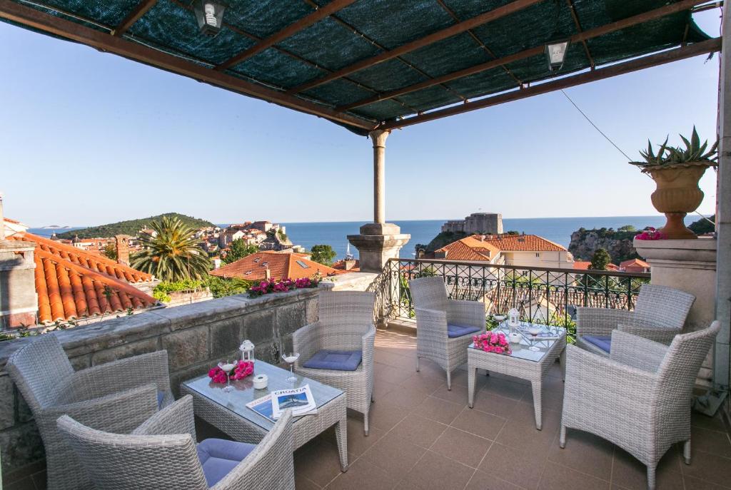 un patio con mesas y sillas y vistas al océano en Villa Iveta, en Dubrovnik