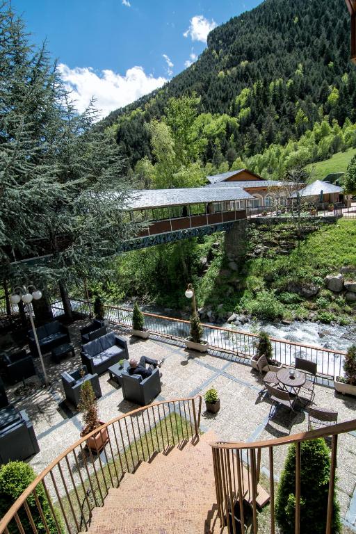 Nespecifikovaný výhled na hory nebo výhled na hory při pohledu z hotelu