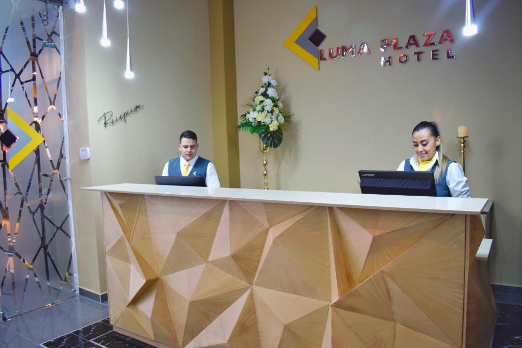 Členové personálu v ubytování Luma Plaza Hotel