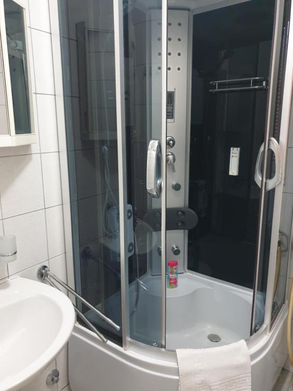 Koupelna v ubytování Apartments Kira