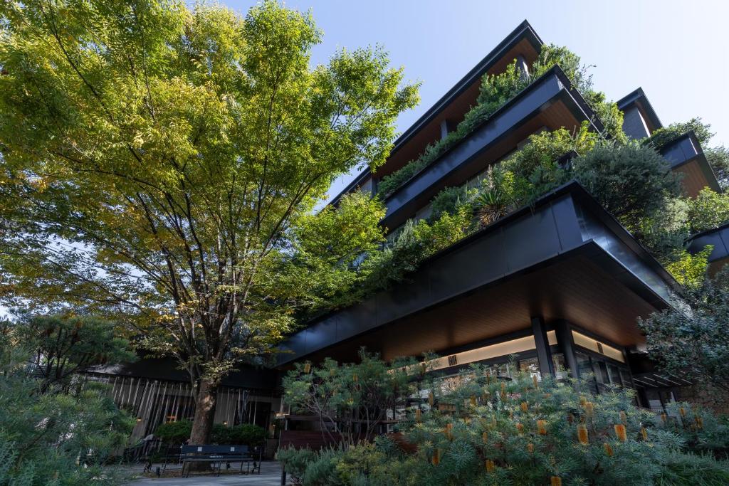 una casa con delle piante sul lato di TRUNK (HOTEL) a Tokyo