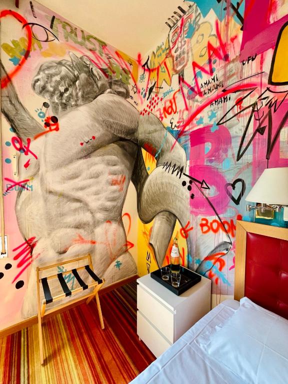 Postel nebo postele na pokoji v ubytování LH Hotel Arca Street Art