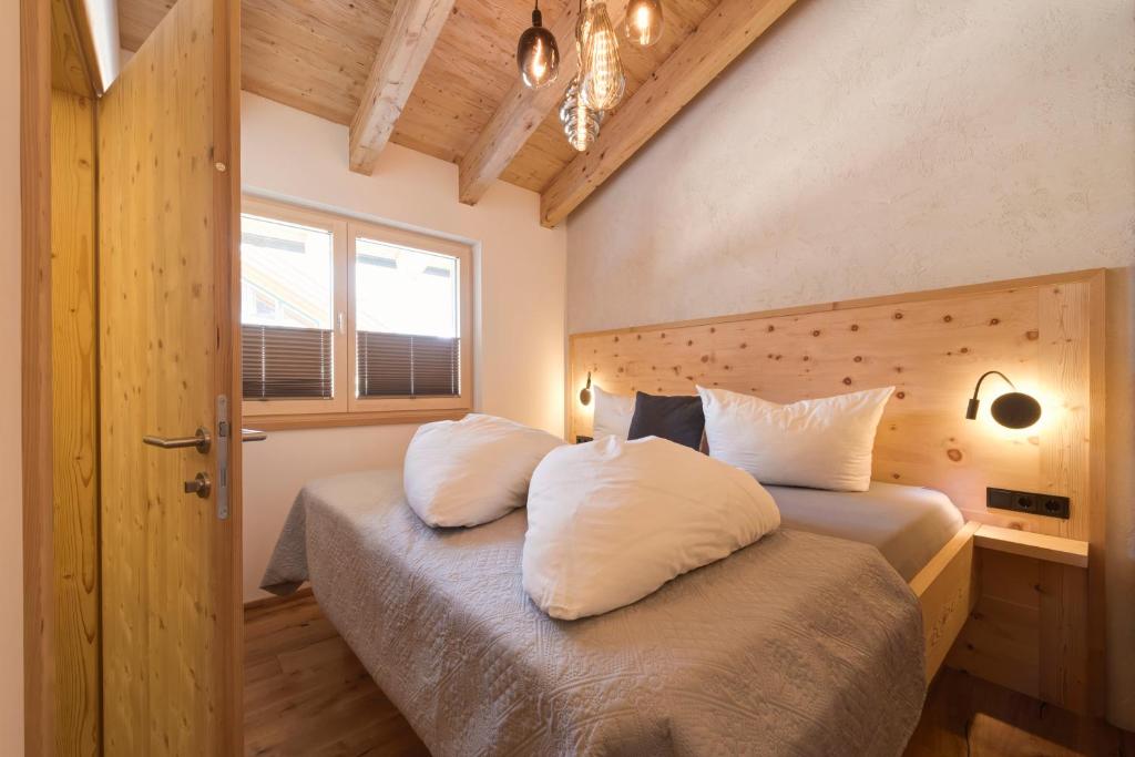 a bedroom with two beds and a window at Quality Hosts Arlberg - ALPtyrol Appartements in Sankt Anton am Arlberg