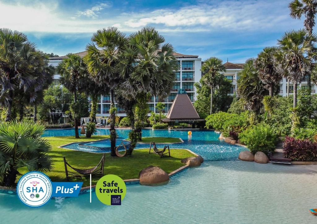 Bazén v ubytování Naithonburi Beach Resort - SHA Extra Plus nebo v jeho okolí