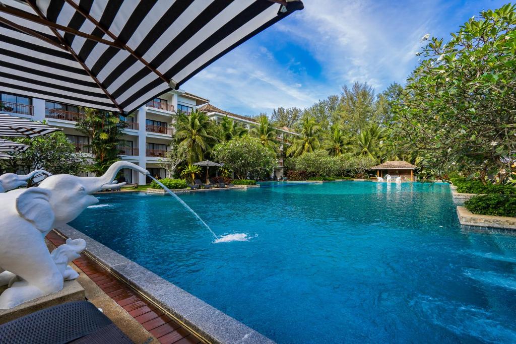 Bazén v ubytování Naithonburi Beach Resort - SHA Extra Plus nebo v jeho okolí