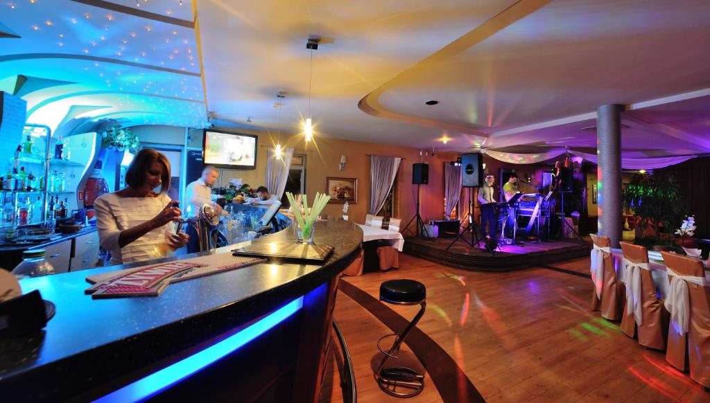Televízia a/alebo spoločenská miestnosť v ubytovaní Hotel Partner