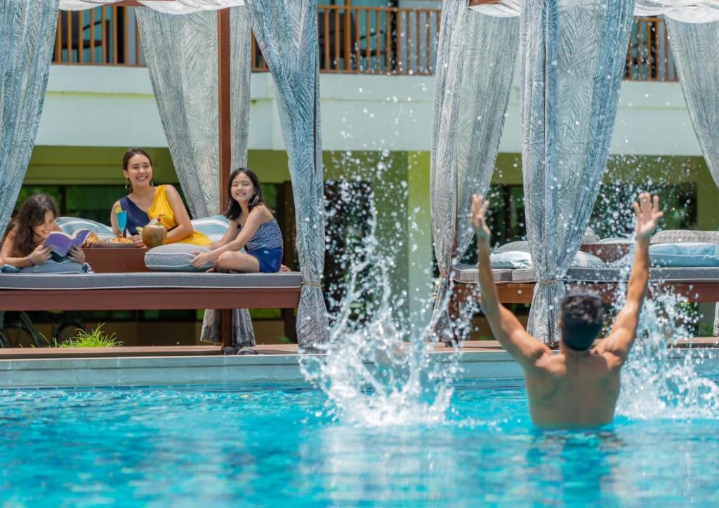Hosté ubytování Naithonburi Beach Resort - SHA Extra Plus