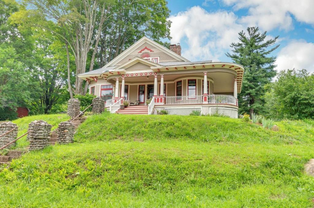 Zahrada ubytování Mountain View Victorian with Convenient Location and Lots of Space tp Play farmhouse