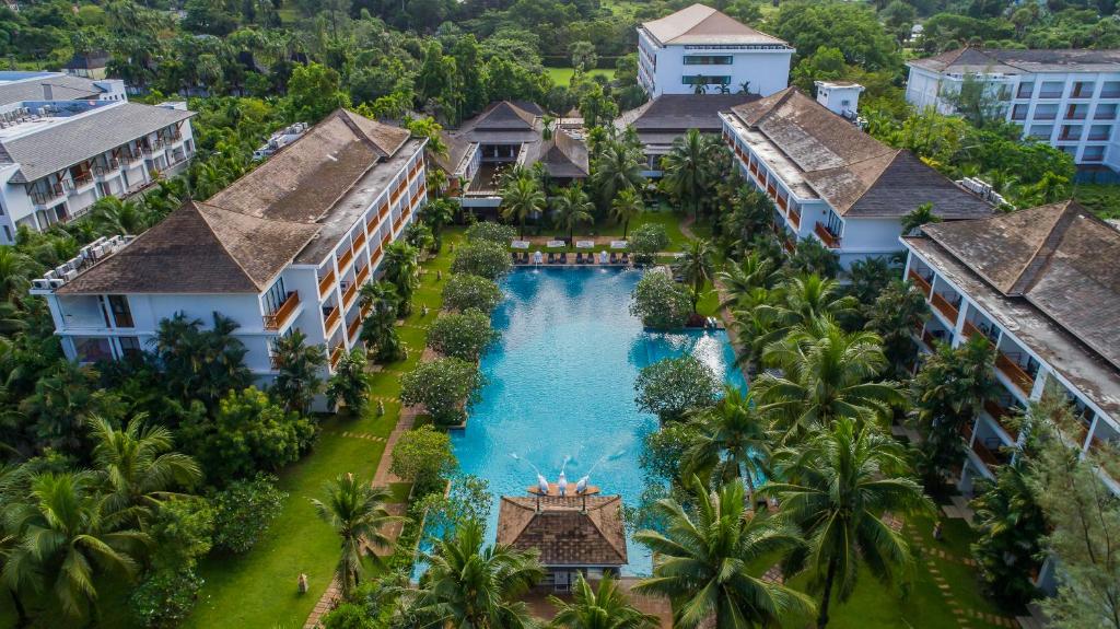 Bazén v ubytování Naithonburi Beach Resort - SHA Extra Plus nebo v jeho okolí