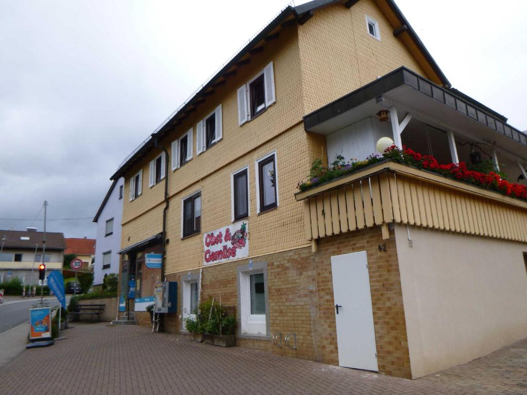 un edificio con flores a un lado. en Ilkas Inn, en Vielbrunn