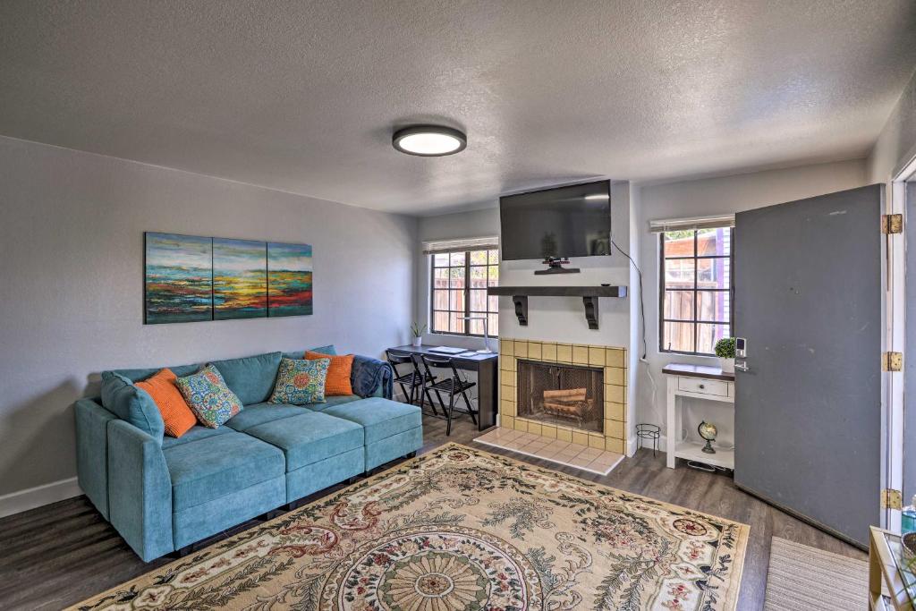 salon z niebieską kanapą i kominkiem w obiekcie Cozy Monterey Apartment - Walk to Wharf and Dtwn! w mieście Monterey