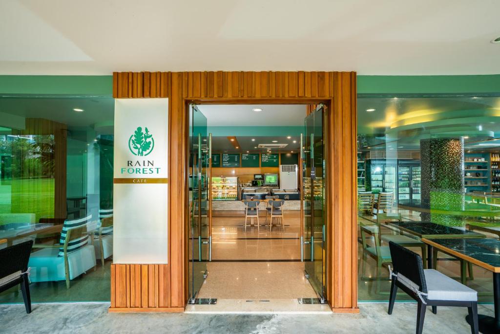 Restaurace v ubytování Naithonburi Beach Resort - SHA Extra Plus