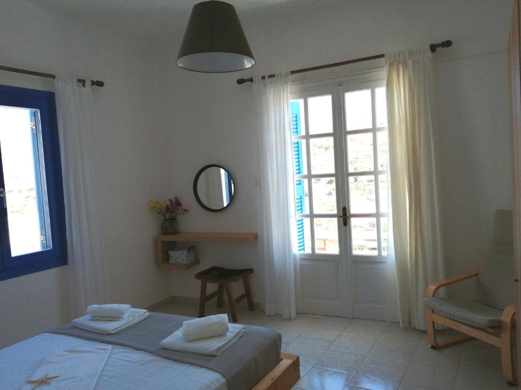 Postel nebo postele na pokoji v ubytování Spacious Paros, Lefkes house with awesome view