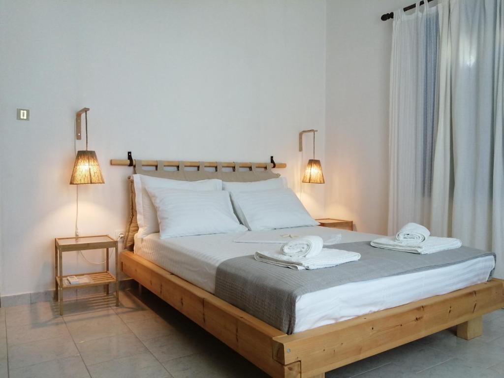 Postel nebo postele na pokoji v ubytování Spacious Paros, Lefkes house with awesome view
