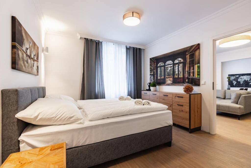 Postel nebo postele na pokoji v ubytování Chic One-Bedroom Apartment with King-Size Bed, Nestled in Vienna's Vibrant Heart