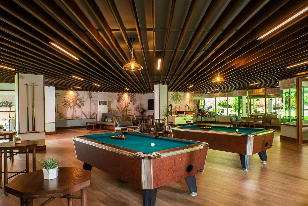 Biliár nebo kulečník v ubytování Naithonburi Beach Resort - SHA Extra Plus