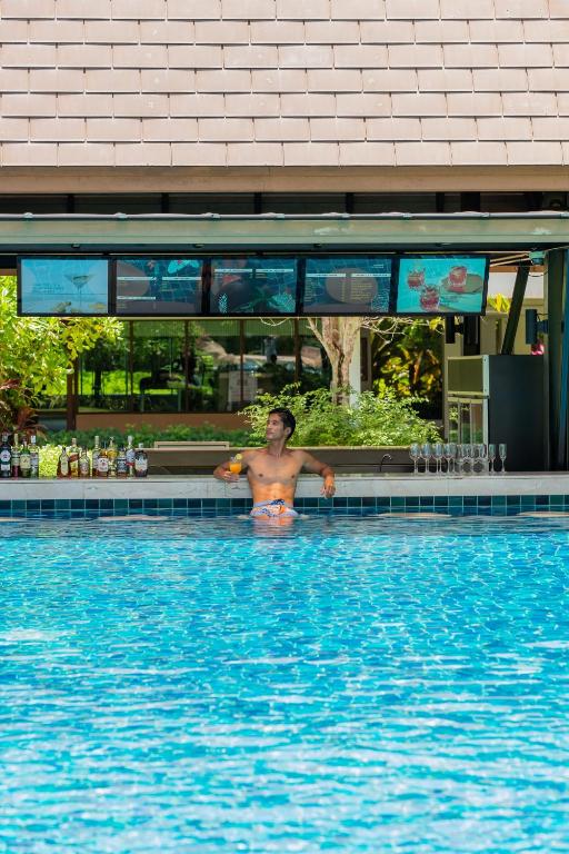 Bazén v ubytování Naithonburi Beach Resort - SHA Extra Plus nebo v jeho okolí