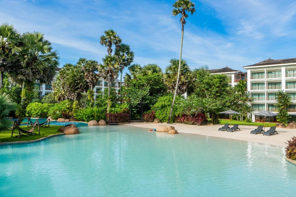 Bazén v ubytování Naithonburi Beach Resort - SHA Extra Plus nebo v jeho okolí
