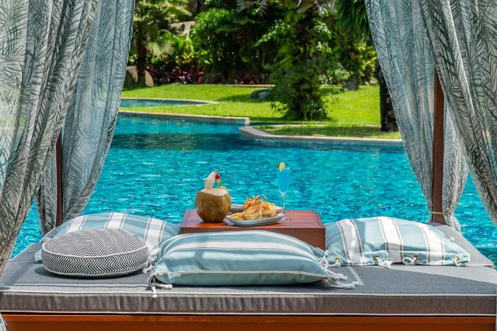 Bazén v ubytování Naithonburi Beach Resort - SHA Extra Plus nebo v jeho okolí