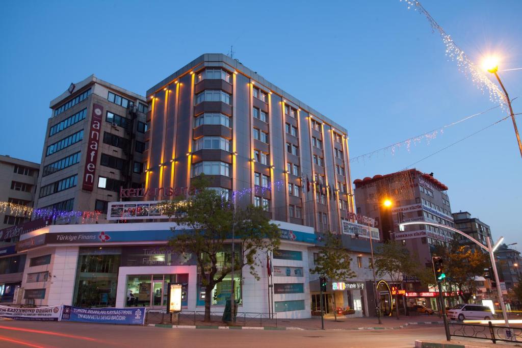 een hoog gebouw in een stadsstraat 's nachts bij Kervansaray Bursa City Otel in Bursa