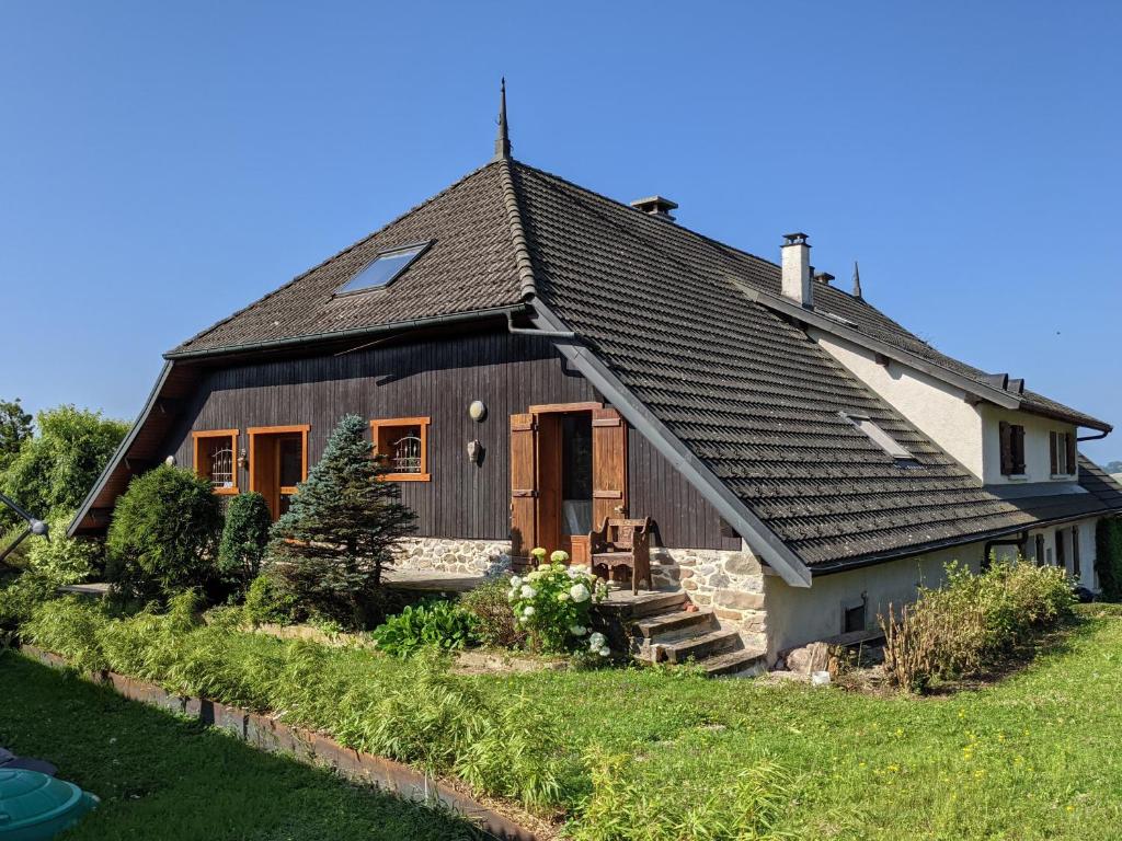 a house with a gambrel roof at le Relais des Bornes - Gîte & Spa in Villy-le-Bouveret