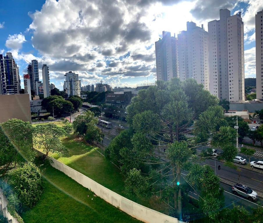 505 - Apartamento Lindo, amplo e decorado, mobiliario moderno, cozinha completa com utensílios , Excelente vista da cidade e localização privelegiada no bairro Bigorrilho proxímo de shopping e parques - Departamento