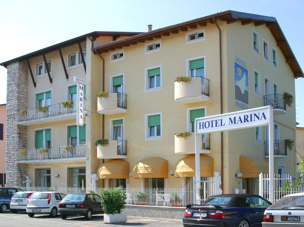 Hotel Marina في باردولينو: مبنى امامه لافته على الشارع