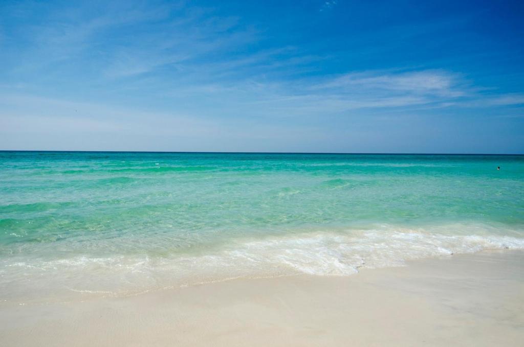 una playa con el océano y el cielo en Emerald Shores #1001 Condo, en Panama City Beach