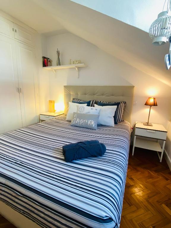 sypialnia z dużym łóżkiem i dwiema poduszkami w obiekcie My Citymad Stay Madrid w Madrycie