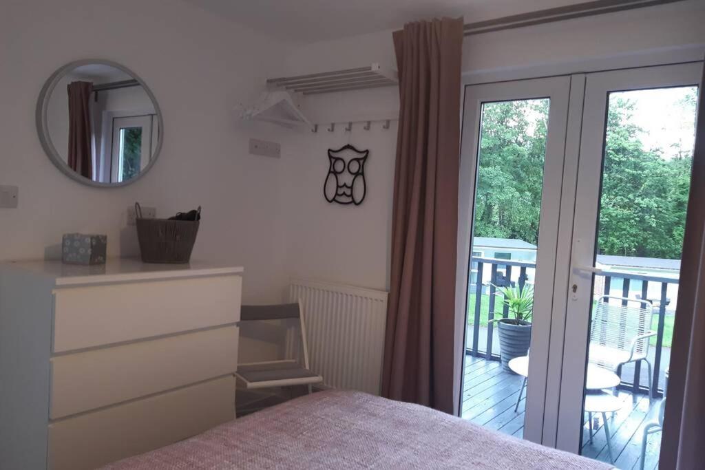 Postel nebo postele na pokoji v ubytování Chalet 174 Glan Gwna Park Caernarfon