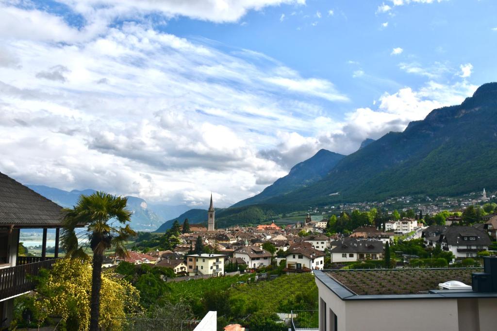 uitzicht op een stad met bergen op de achtergrond bij Haus Klavenz in Caldaro