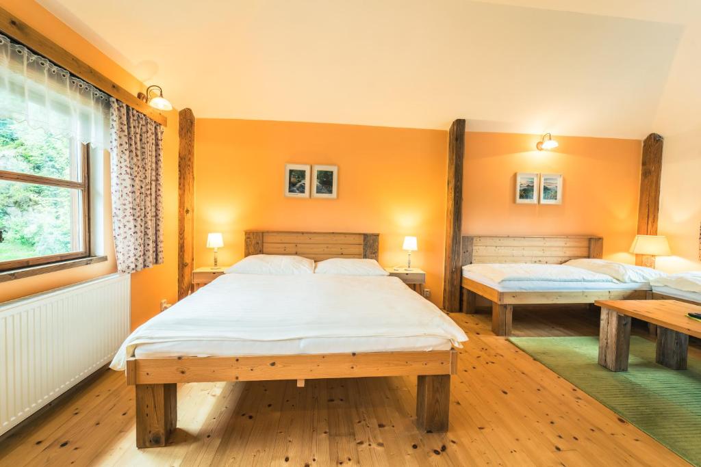 Postel nebo postele na pokoji v ubytování Pension Les