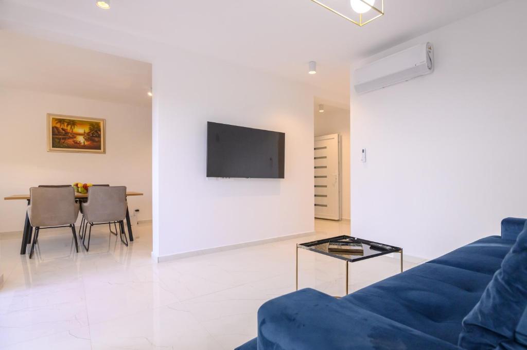 Televízia a/alebo spoločenská miestnosť v ubytovaní Luxury Apartments Leonika
