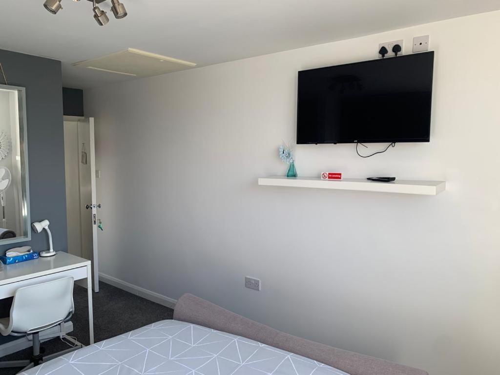 NEW DOUBLE ENSUITE ROOM NEAR GOLF CLUB AND BUSINESS PARK