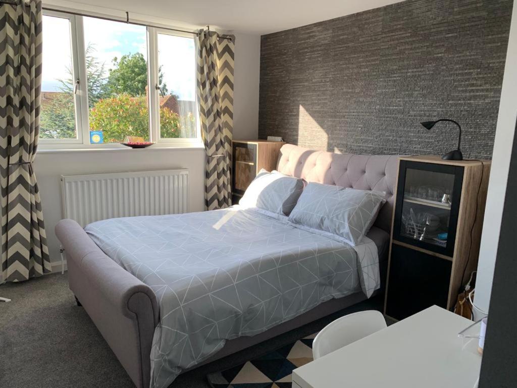 NEW DOUBLE ENSUITE ROOM NEAR GOLF CLUB AND BUSINESS PARK