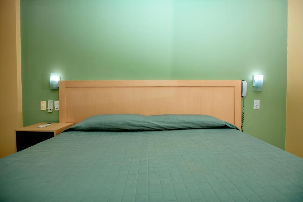 Postel nebo postele na pokoji v ubytování Safari Natal Beach Hotel