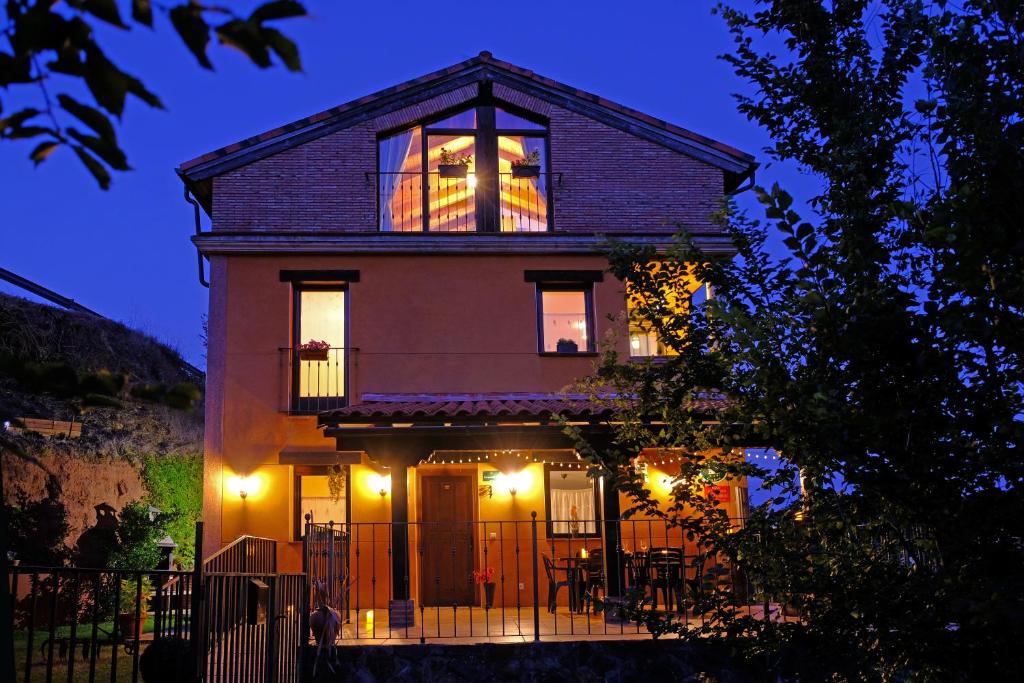 una casa con una ventana abierta por la noche en Casa Rural La Campana Con o sin Ático, en San Millán de la Cogolla