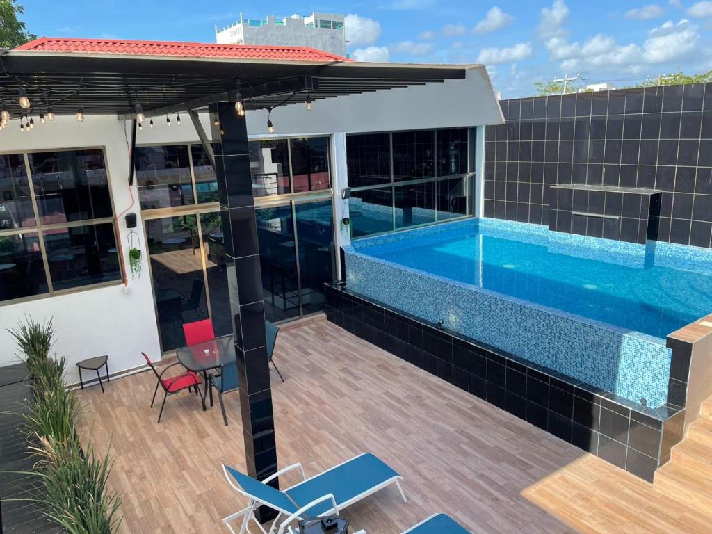 a swimming pool on the roof of a building at Casa Balam Gladiolas in Cancún