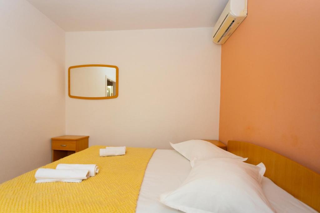 Posteľ alebo postele v izbe v ubytovaní Apartmani Vranjes 2