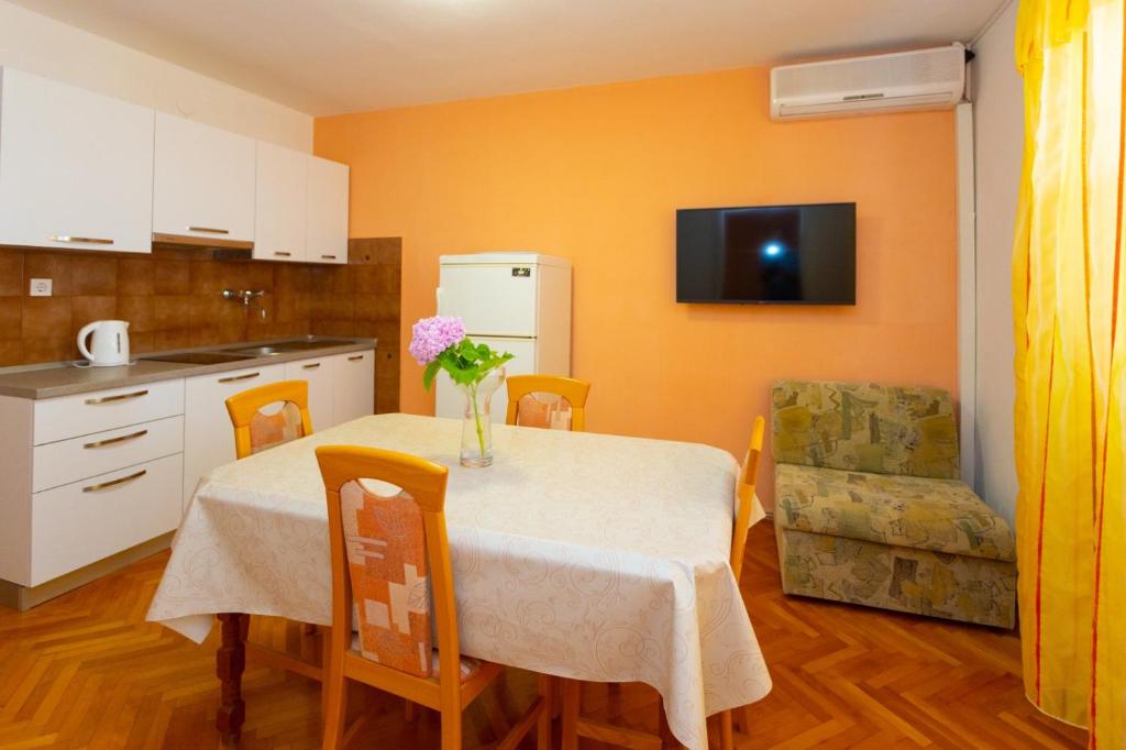 Kuchyňa alebo kuchynka v ubytovaní Apartmani Vranjes 2
