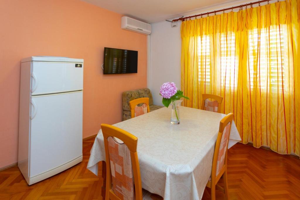 Kuchyňa alebo kuchynka v ubytovaní Apartmani Vranjes 2