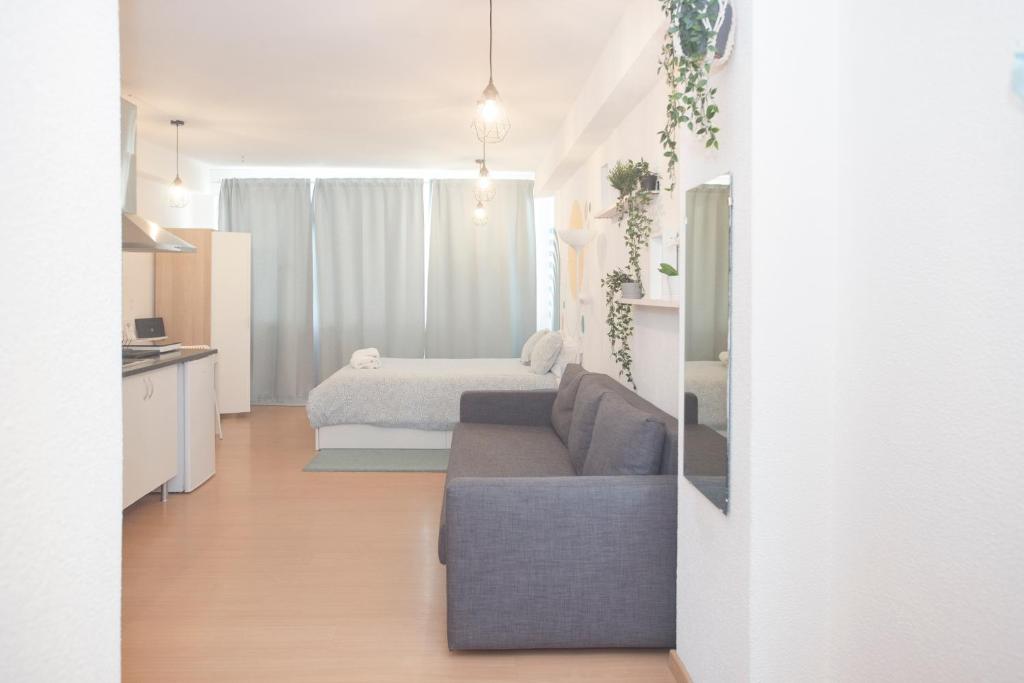 un salon avec un canapé et un lit dans l'établissement Porto Automatic, à Porto