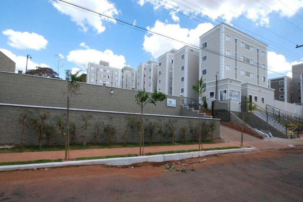 an empty street in front of a white building at Apartamento em ambiente familiar in São Carlos
