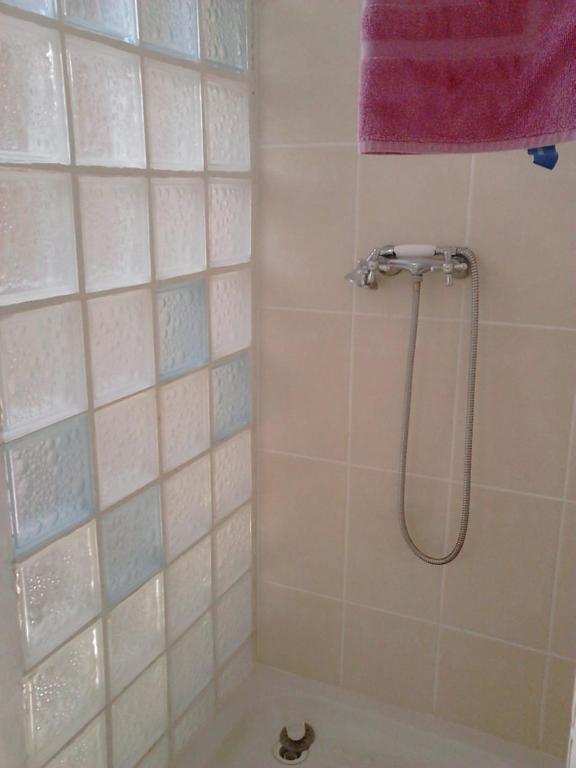 y baño con ducha y toalla rosa. en STUDIO 2- Laurier - 4 pers - proche centre, en Terre-de-Haut
