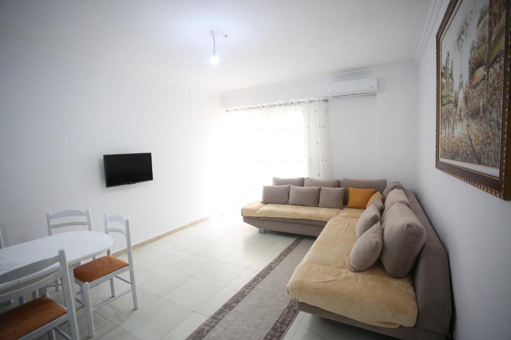 sala de estar con sofá y mesa en Adriatik Apartment, en Durrës