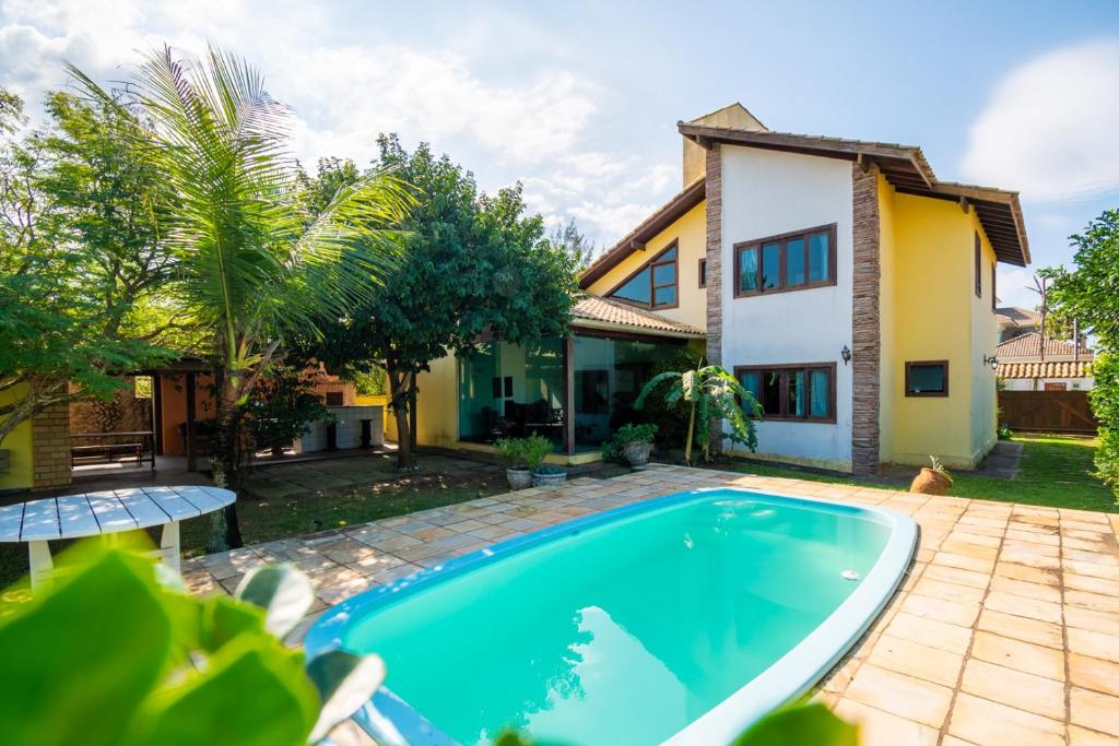 een afbeelding van een zwembad voor een huis bij 4 Suítes + Piscina e Área Gourmet | 3 Irmãos in Búzios