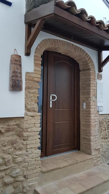 eine Tür eines Hauses mit einem Backsteinbogen in der Unterkunft Il Centro Storico in Grottole