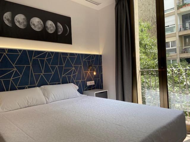 Posteľ alebo postele v izbe v ubytovaní Hostal Laia by gaiarooms