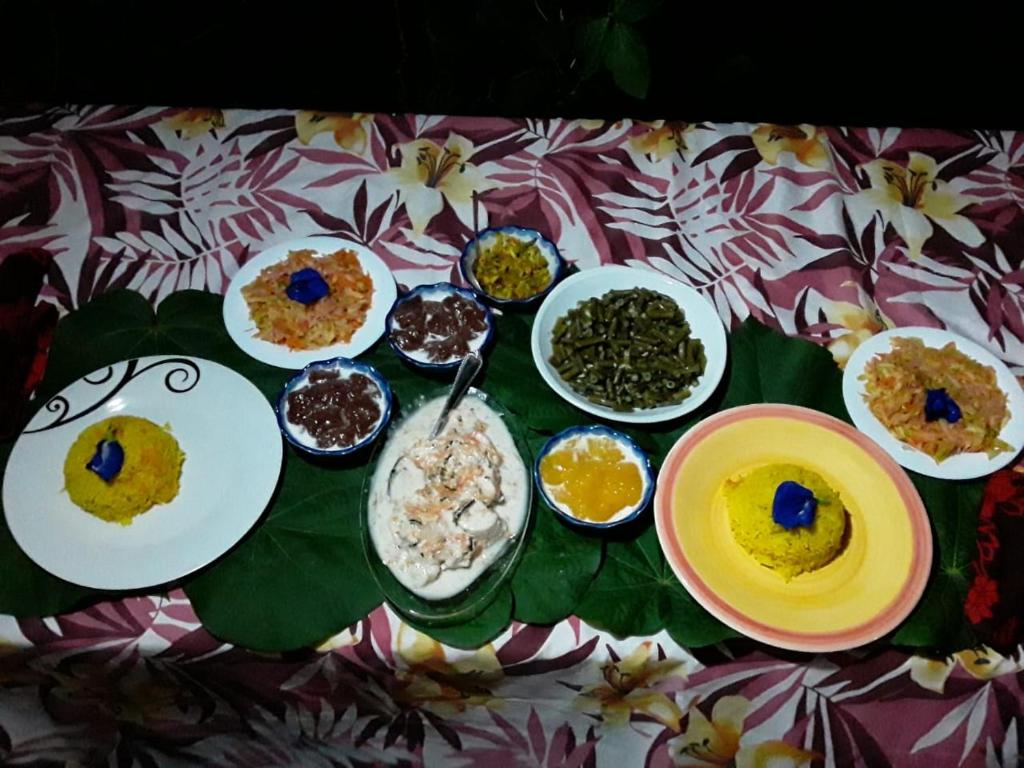 una mesa cubierta con diferentes tipos de alimentos en una mesa en Royal Authenticité, en Patio
