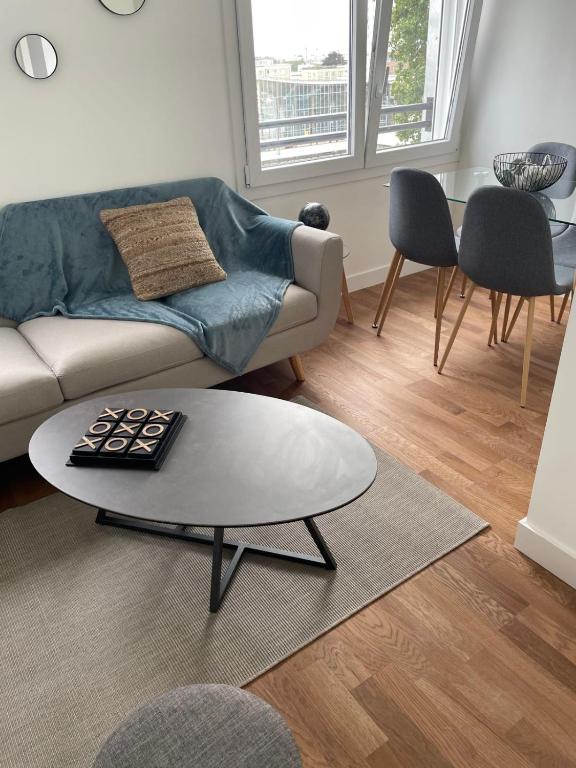 un salon avec un canapé et une table basse dans l'établissement Le Poulorio 13 - T2 - Proche Gare, à Lorient